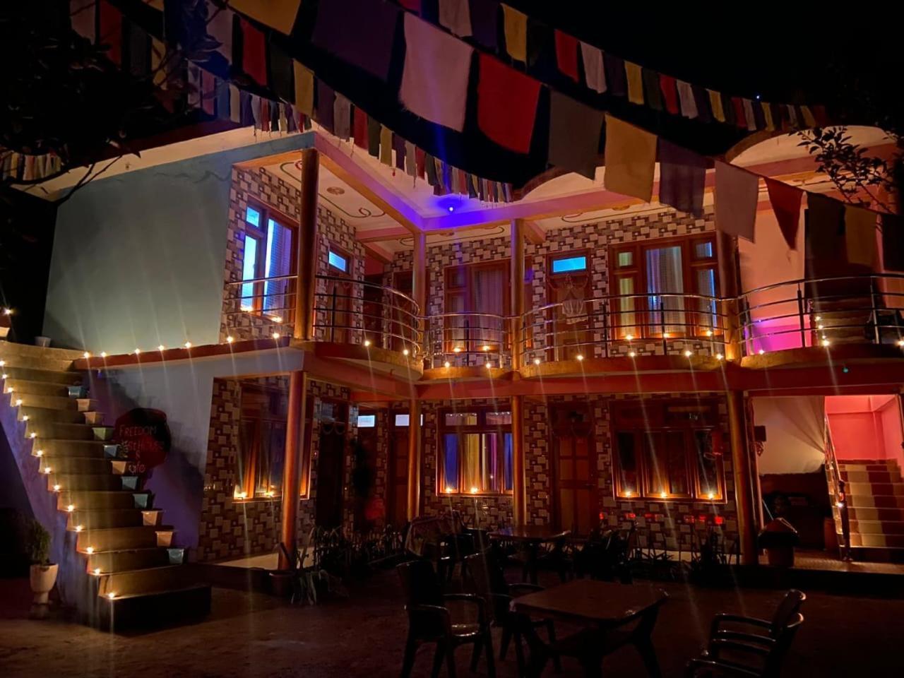 Freedom Cafe Hotel Kalgha Exterior photo